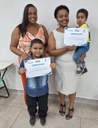 As irmãs Tais (E) e Rosalina Flausino comemoram com os filhos a conclusão do curso