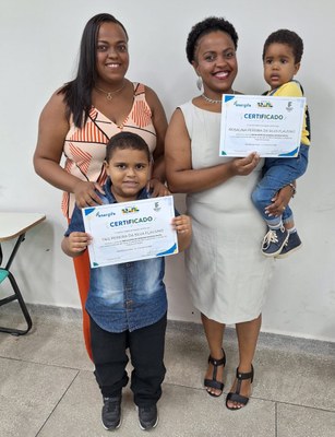 As irmãs Tais (E) e Rosalina Flausino comemoram com os filhos a conclusão do curso