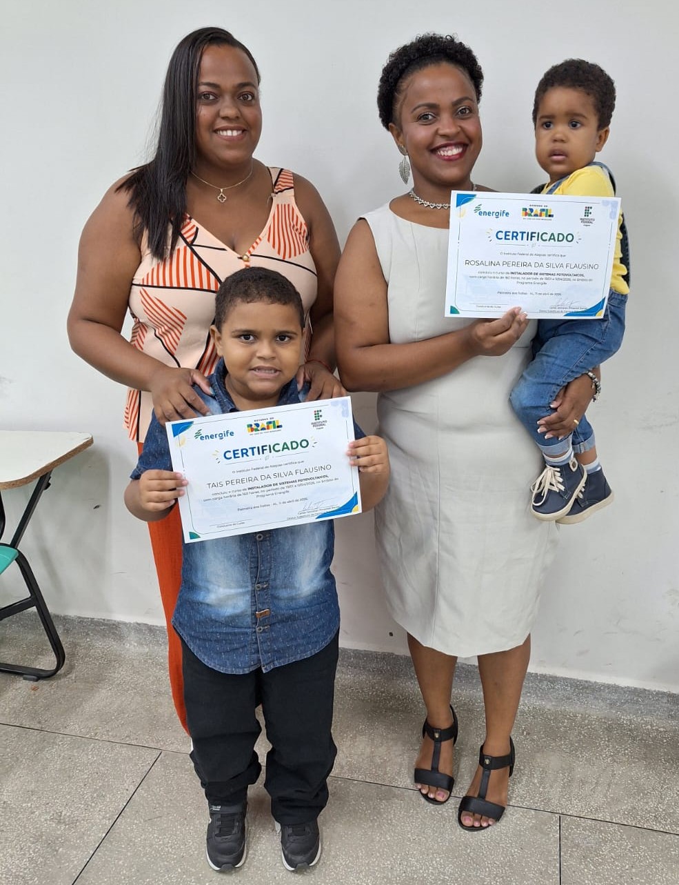 As irmãs Tais (E) e Rosalina Flausino comemoram com os filhos a conclusão do curso
