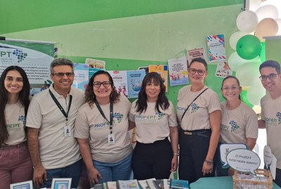 André Suêldo entre alunos do ProfEPT atividade de mostra de produtoz educacionais.jpeg André Suêldo entre alunos do ProfEPT atividade de mostra de produtoz educacionais.jpeg