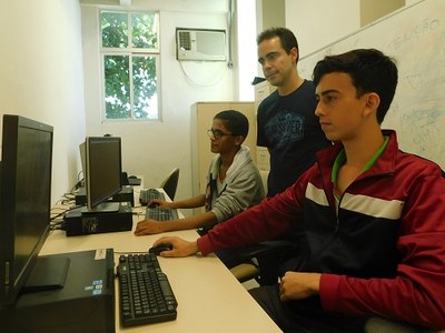 O coordenador do projeto, Flávio Medeiros, promete desenvolver novas funcionalidades, juno com os alunos.JPG