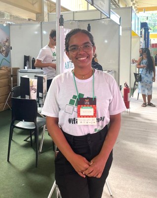 Gisele Leandra entende que evento tem importante valor simbólico na vida de jovens oriundos da escola pública.jpeg