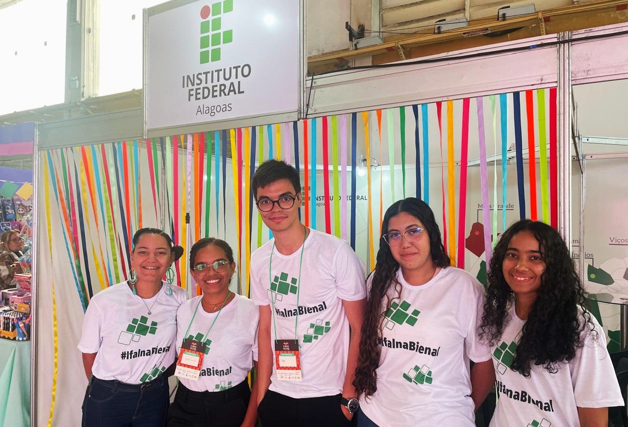 Vouluntários compartilham expectativas com atividades de monitoria no estande da Bienal.jpeg