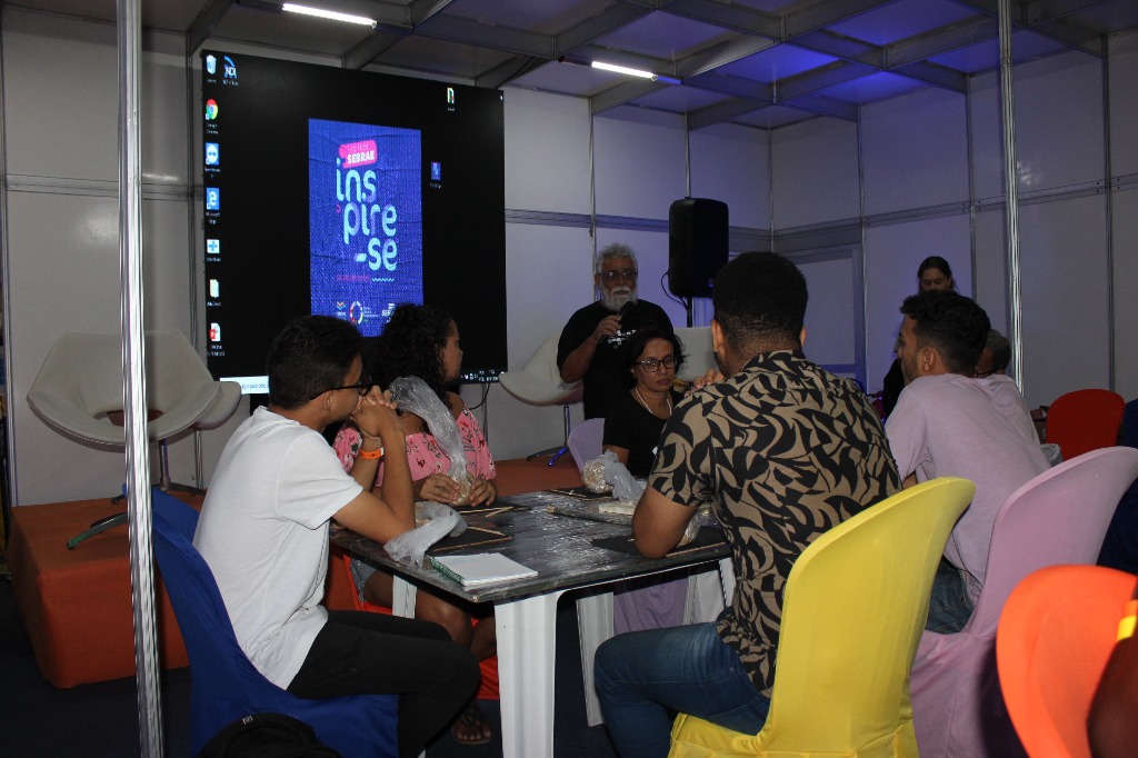 Eduardo Faustino dá oficna de criação de cobogó 