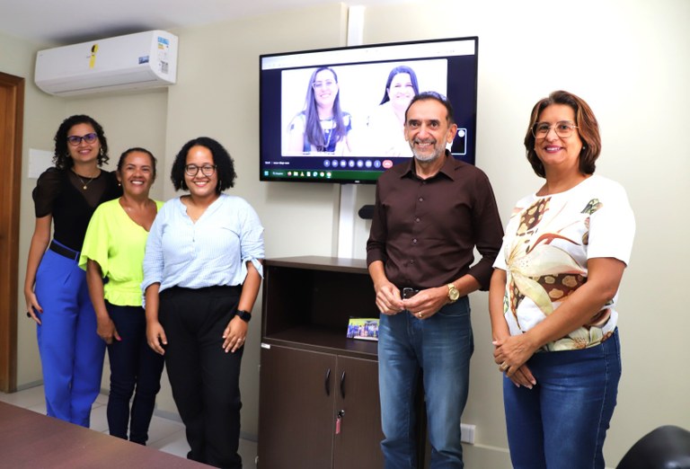 Foto oficial da posse contou com o reitor Carlos Guedes, Adriana Nogueira, Sandra Francisco e a mãe da nova servidora, Rosanya Alves.JPG