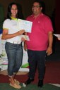 Aluna trans Priscila Oliveira recebe certificado do curso de pintora de obras imobiliárias