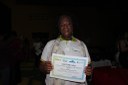 Aluna trans Fabíola Silva exibe, orgulhosa, seu certificado