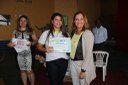 Secretária Eline Nascimento entrega certificado