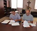 À esquerda, Hélcio Beserra do Nascimento Júnior, ao lado de Antônio Balbino Neto, durante assinatura do termo de posse.