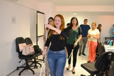 Participantes do curso de capacitação simulam experiência da pessoa com deficiência visual