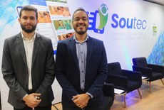 Professores Alisson (à esquerda) e Thiago, do Ifal, participaram da cerimônia oficial de lançamento do aplicativo Soutec em Brasília, no dia 3 de junho