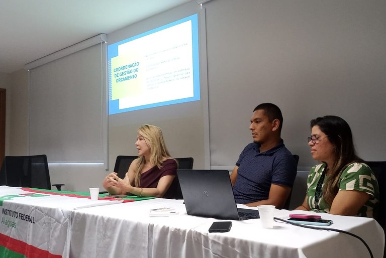 Coordenadores da Diretoria de Orçamento e Finanças em sua apresentação.jpeg