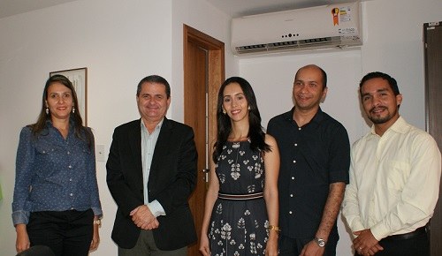 Jordana, entre gestores do Ifal e seu esposo, João Paulo Santos.JPG