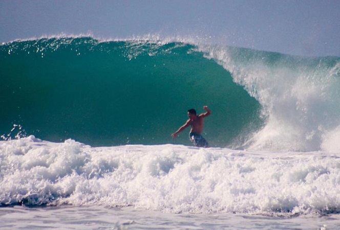 Felipe Alencar pegando onda em sua praia preferida, Francês.jpeg