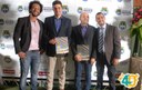 Ronaldo recebe prêmio ao lado dos professores do Ifal Vicente Cézar e Luís Carlos Oliveira