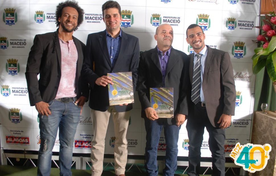 Ronaldo recebe prêmio ao lado dos professores do Ifal Vicente Cézar e Luís Carlos Oliveira