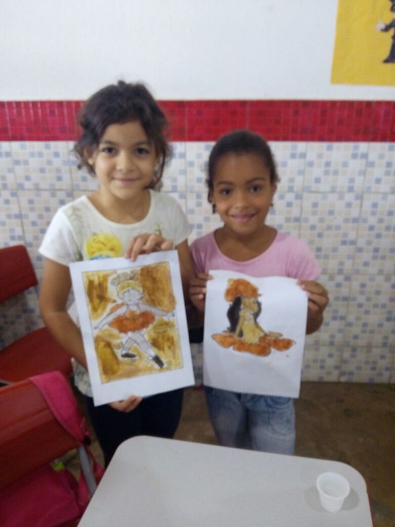 Crianças exibem desenhos confeccionados nas oficinas
