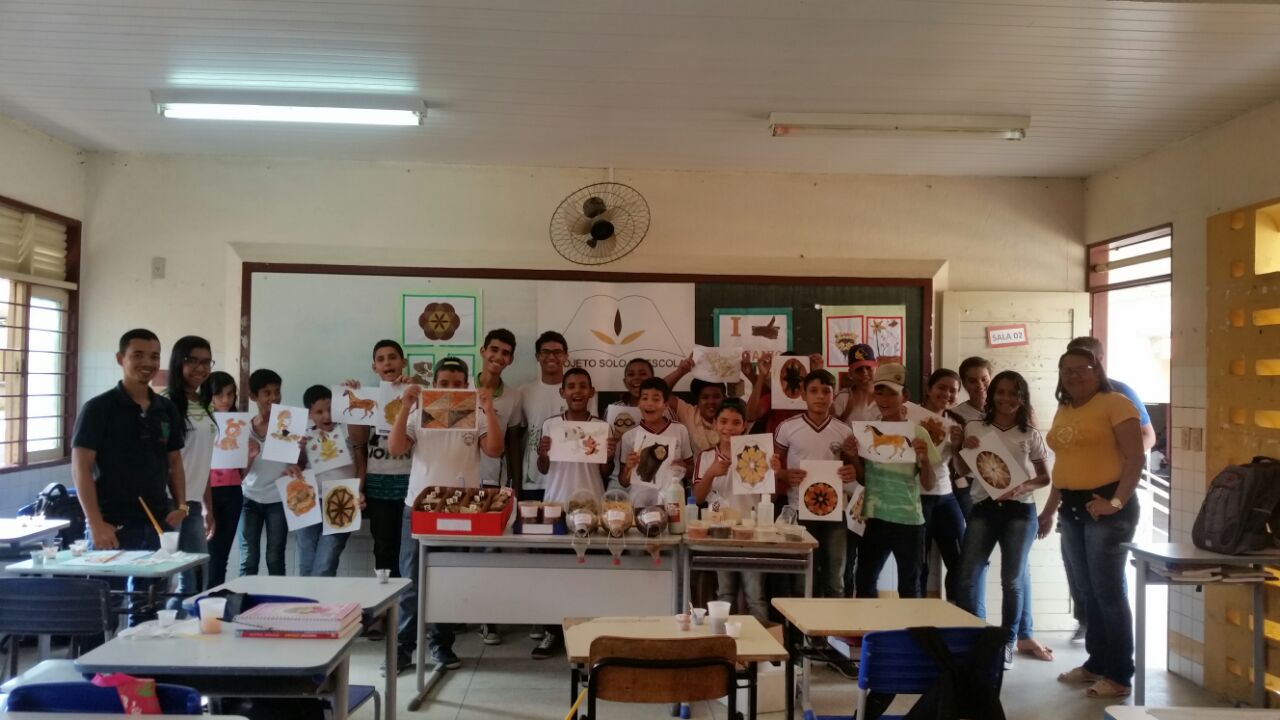 Os alunos aprenderam a produzir as tintas e coloriram seus desenhos com pigmentação do solo