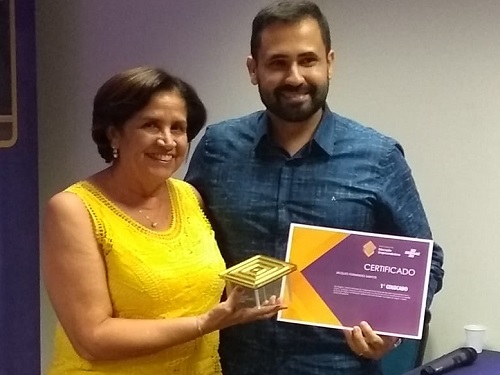 O professor Jacques Fernandes recebeu o certificado de melhor iniciativa estadual na Categoria Profissional do Prêmio.jpeg