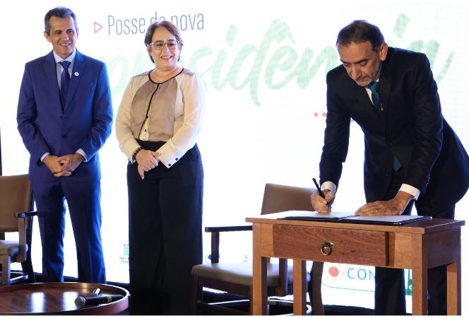 Reitor Carlos Guedes é empossado como vice-presidente de Relações Parlamentares do Conif