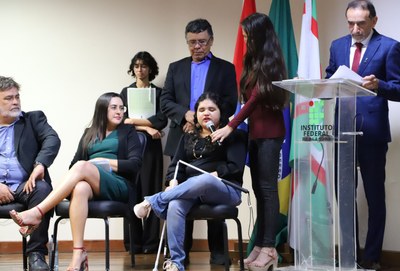Estudante encerrou os discursos a pedido do reitor Carlos Guedes
