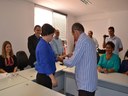 Graduada em Administração Pública, Edla Pereira recebe o anel de formatura do seu pai, Aril Holanda