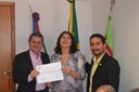 A enfermeira Graças Brasil recebe certificado de honra ao mérito