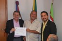 professor Marco Antônio Leite recebe certificado de honra ao mérito
