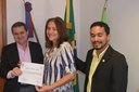 Médica Suely Barros recebe certificado de honra ao mérito