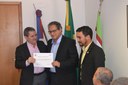 professor Luis Hermano recebe certificado de honra ao mérito
