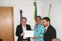 Adilza Oliveira recebe certificado de honra ao mérito
