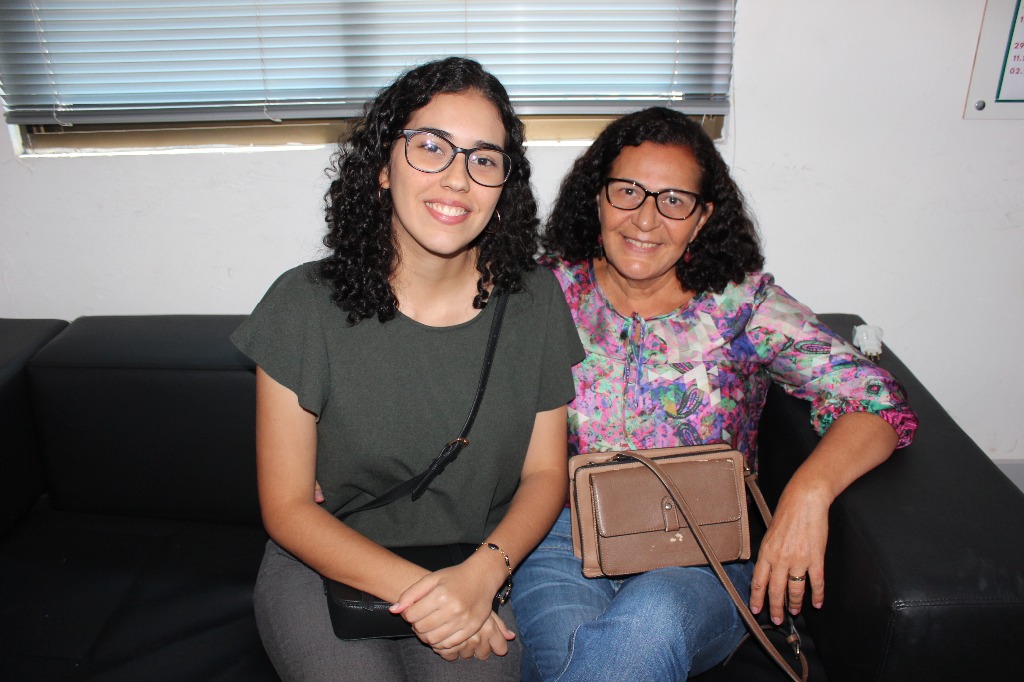 Ao lado da mãe, Heloísa Vital, ex-aluna do Campus Maceió, está voltando ao Ifal, agora como técnica de laboratório de Química