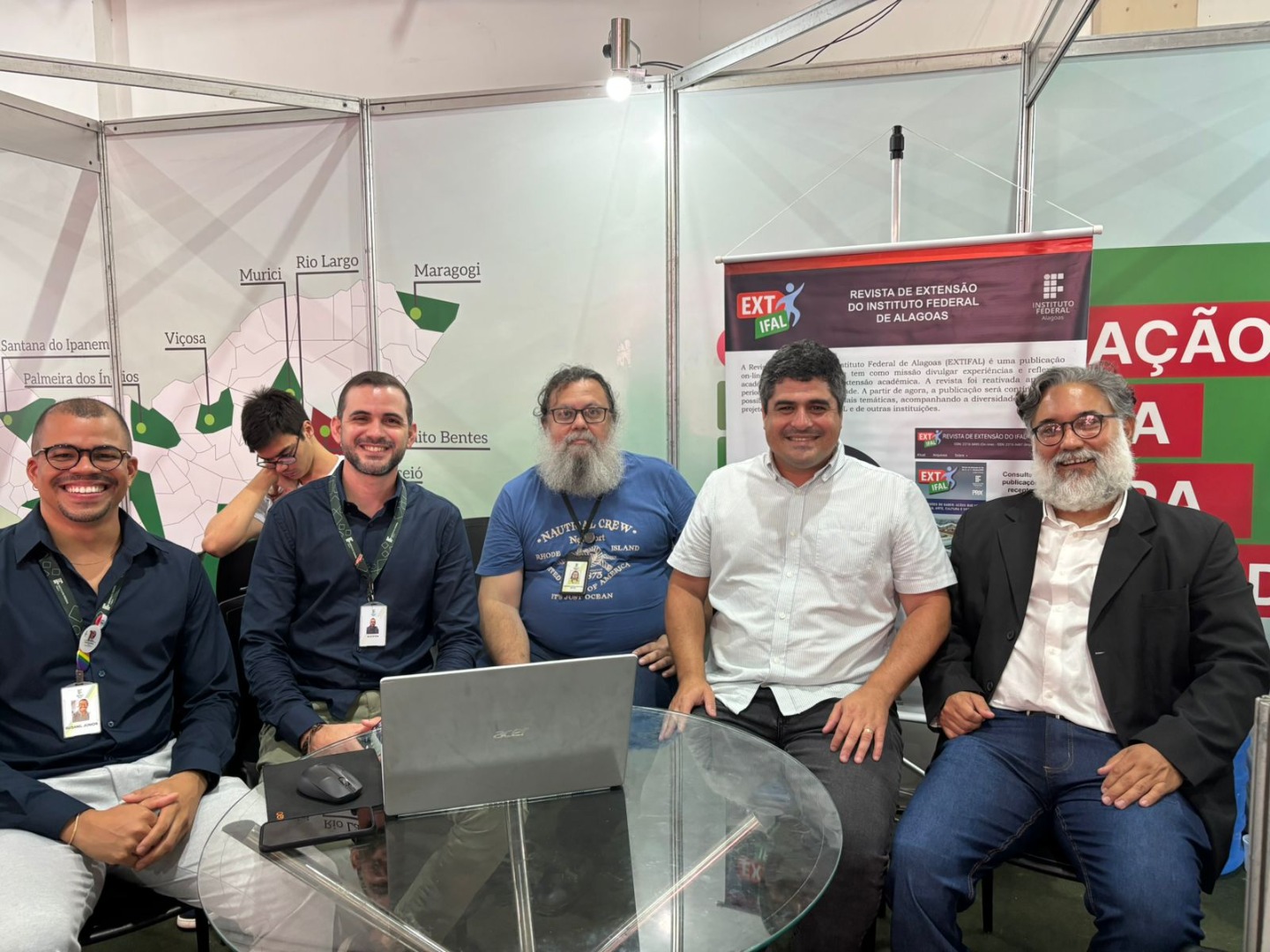 Pró-reitor de Extensão, Gilberto Neto, em lançamento da revista Extifal, junto ao Conselho Editorial do periódico.jpg