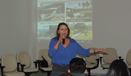 A pedagoga Verônica Alves, representante da Pró-reitoria Estudantil, apresentou o histórico e a estrutura do Ifal.JPG
