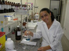 Hilana Oliveira dedicada a testes laboratoriais para suas pesquisas