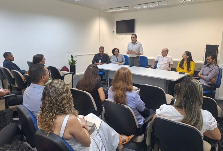 Reitor Carlos Guedes acompanhou os integrantes da primeira turma do Minter na aula inaugural.jpg