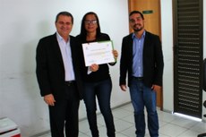 Luiza recebe certificado da Reitoria do Ifal