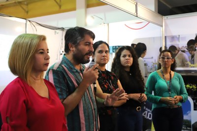 Chefe do DCE, Bruno Andrade, ao lado da equipe de comunicação, Luciana Fonseca e Izabelle Marques, além das professoras Valéria Montes e Adriana Thiara.JPG
