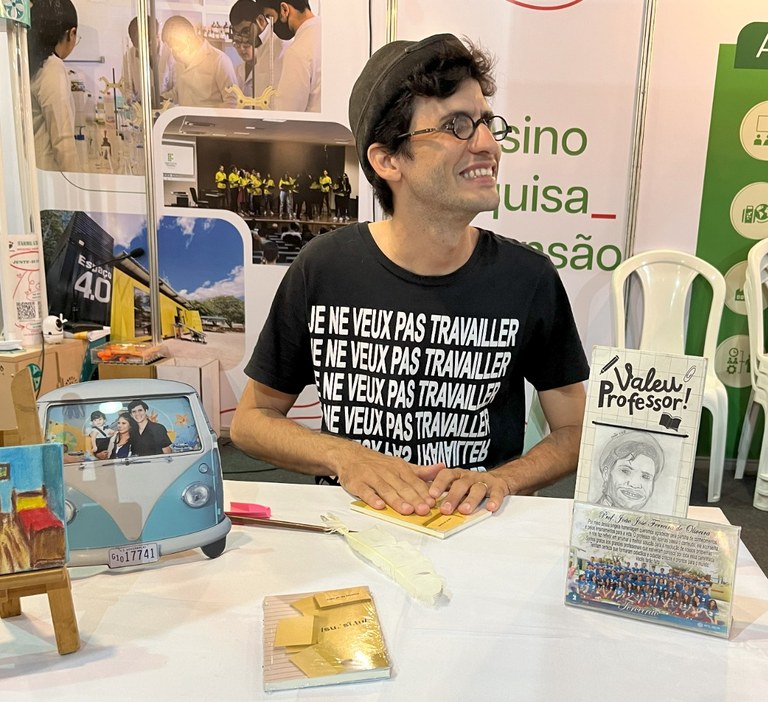 João Oliveira lança a obra de poesias Sucinto.jpg