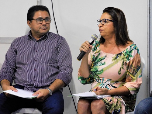 Doutorandos em Educação, Manoel Santos e Fátima Amorim discutiram suas investigações sobre evasão e permanência dos alunos nas escolas.JPG