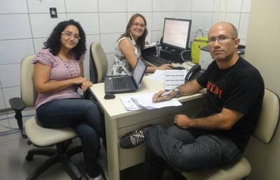 Alana, ex-aluna do campus Maceió e hoje servidora, está vestindo camisa rosa na foto
