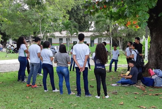 Mauro Sales canta com jovens estudantes do Campus Satuba, a unidade em que está lotado.jpeg