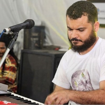 Marcelo Gomes, nos teclados com a banda Manifestação. A foto é de autoria de Marcos Fraga.jpeg