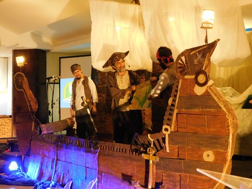 O grupo C4 Produções transformou o palco abertura em um navio pirata, para debater estratégias de gestão.jpg