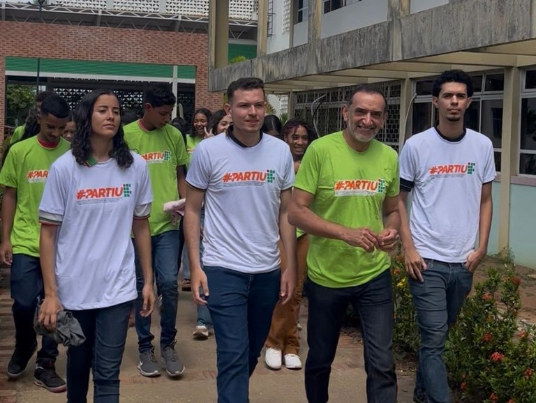Reitor Carlos Guedes apresenta campus Palmeira do Índios a estudantes.jpeg