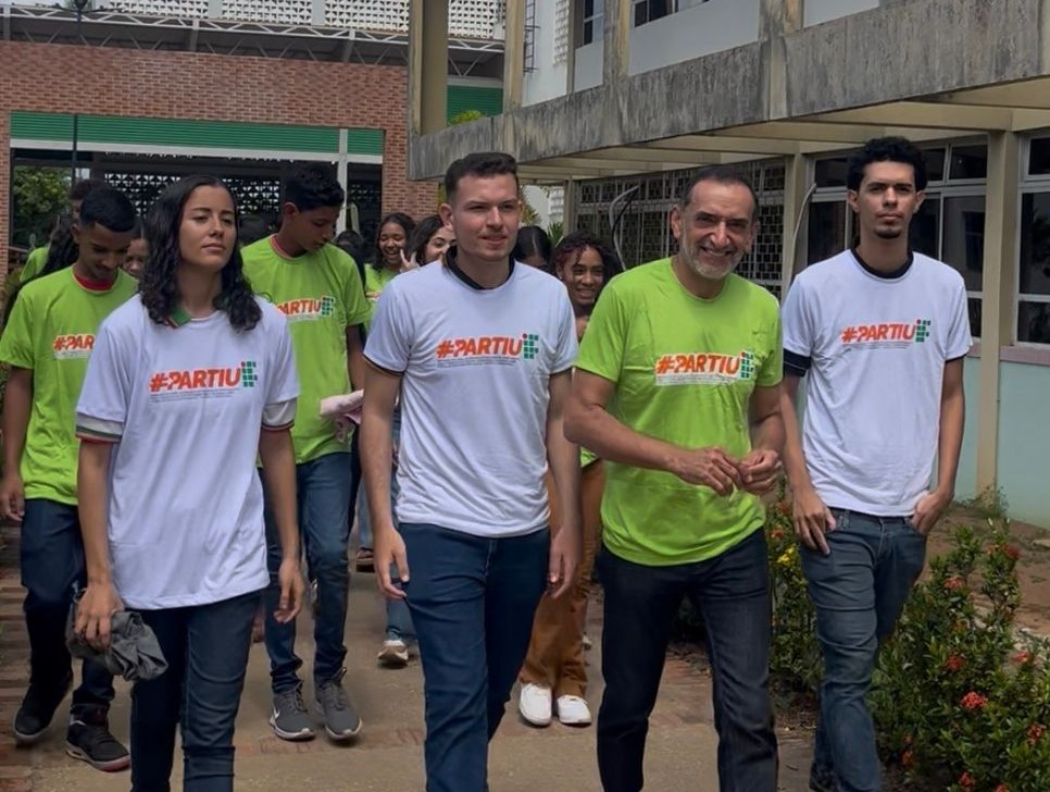 Reitor Carlos Guedes apresenta campus Palmeira do Índios a estudantes.jpeg