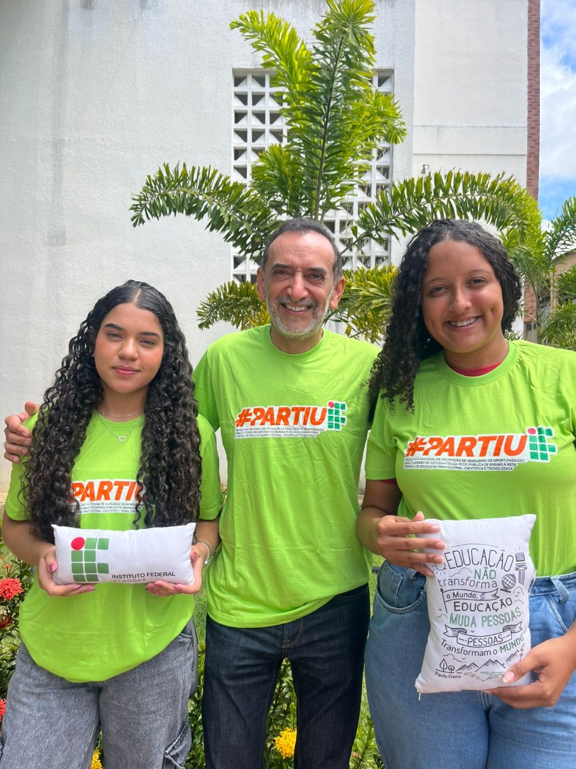 Reitor Carlos Guedes com equipe do Partiu IFde Palmeira dos Índios.jpeg