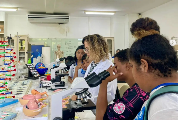 Visitantesl têm acesso a instrumentos e laboratórios durante evento em Marechal Deodoro.png