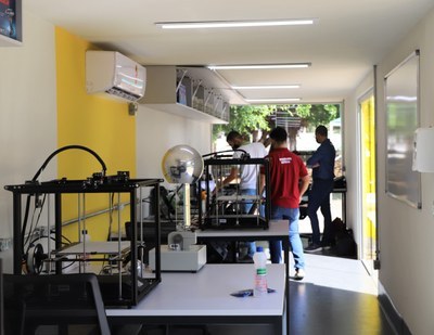 Cada laboratório entregue irá possuir equipamentos como impressoras 3D, tablets, computadores, kits de Internet das Coisas, de Robótica Educacional e drones.JPG