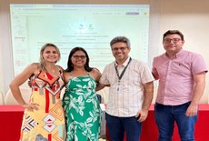 Mestra Marina Oliveira Lins (de verde) com a banca examinadora da defesa do mestrado formaada pelo professor doutor, André Suêldo (orientador), professora-doutora Mércia Sylvianne Rodrigues (Ufal) e o professor-doutor Fábio Castilho (Ifal)